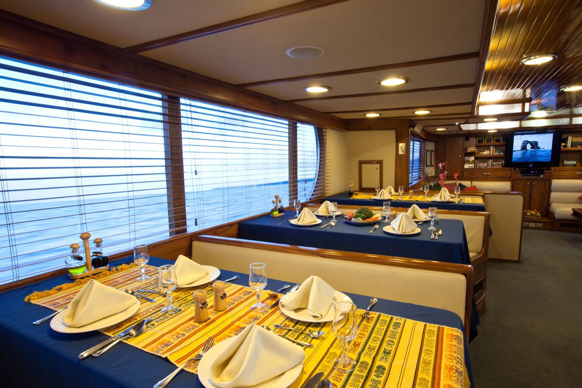 Galapagos Aggressor III — diningroom.jpg