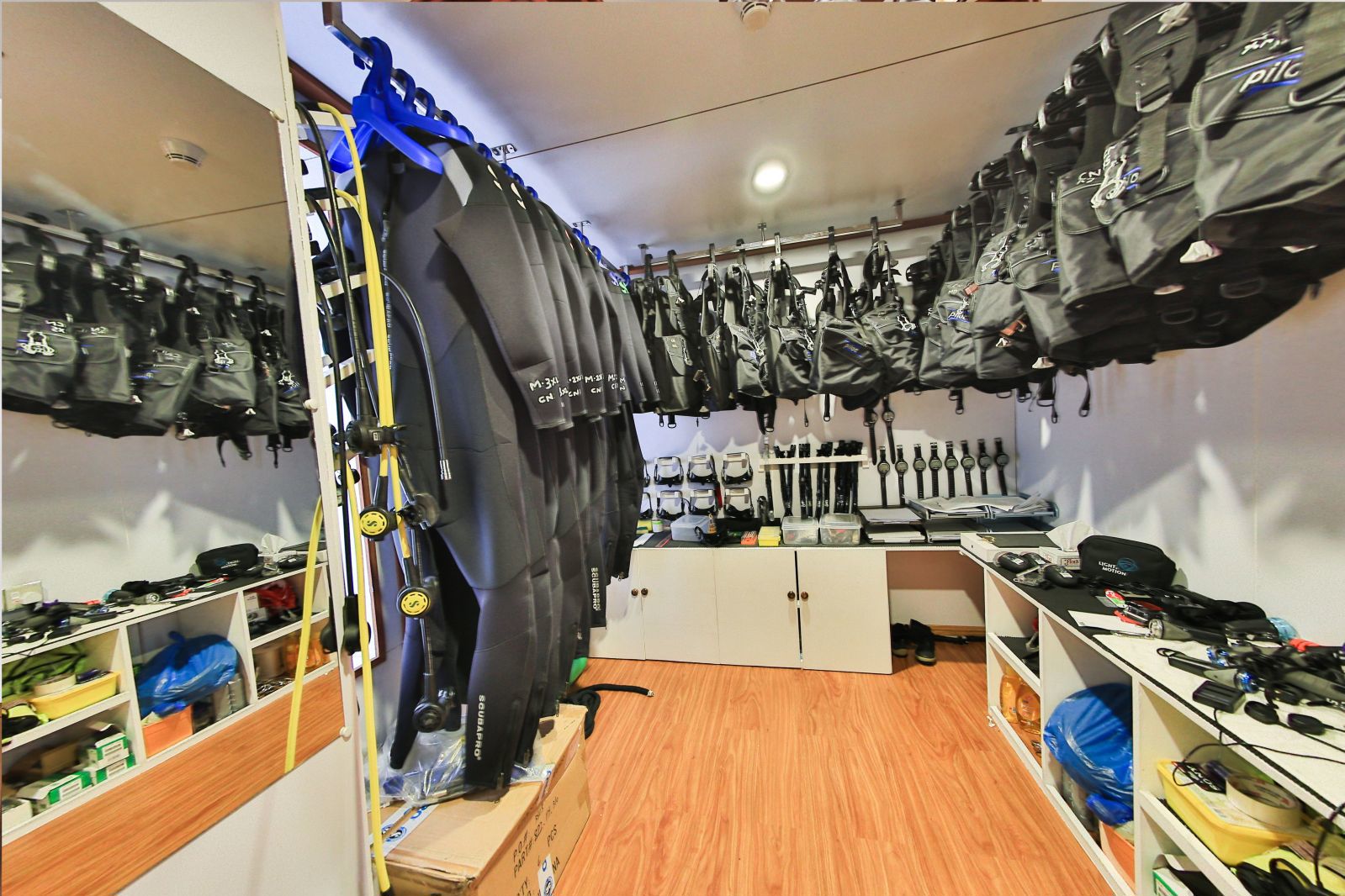 Carpe Novo — CarpeNovo_Diveequipmentroom_lg.jpg