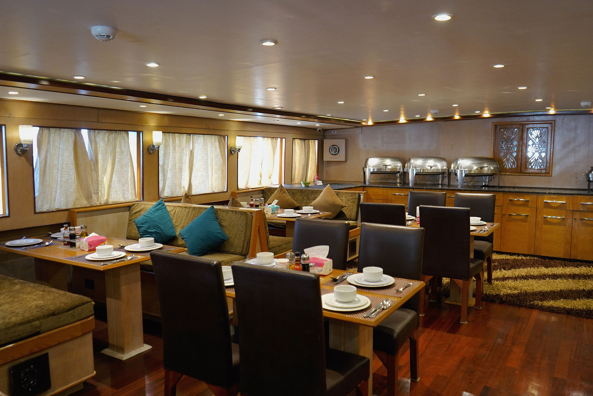 M/Y JP Marine — diningroom.jpg