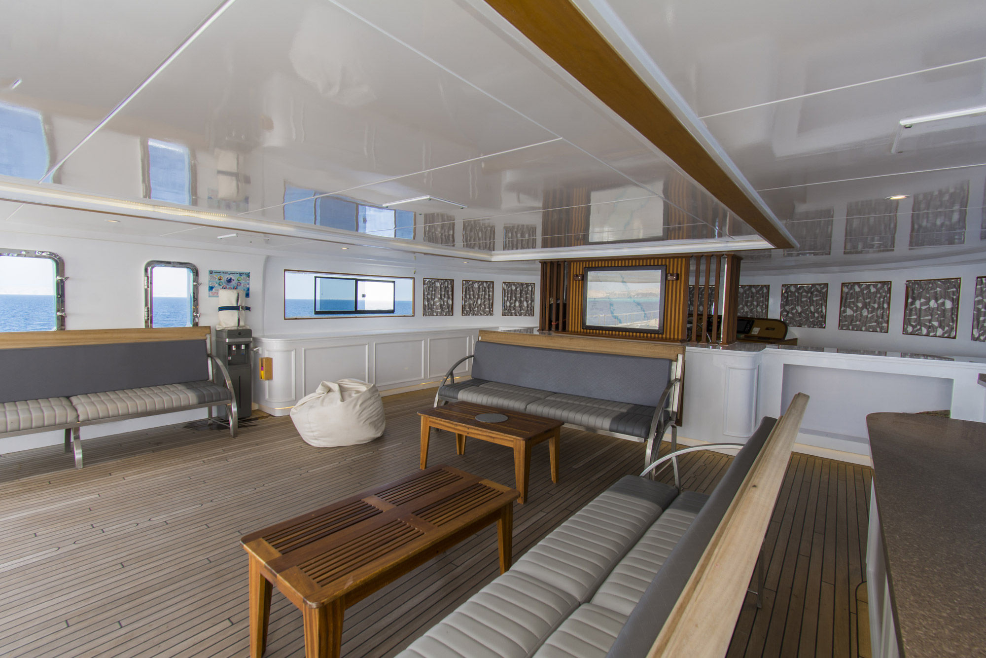 Golden Dolphin IV — barbecue-area_sun-deck_3.jpg