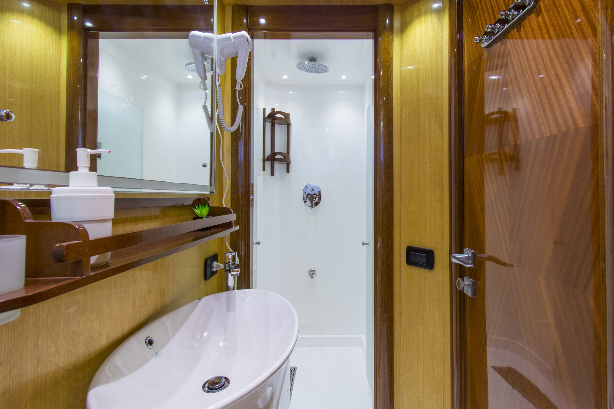 Golden Dolphin IV — bath-room_lower-and-upper-deck.jpg