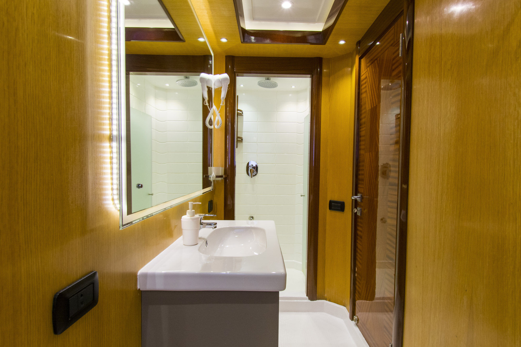 Golden Dolphin IV — bathroom_main-deck.jpg