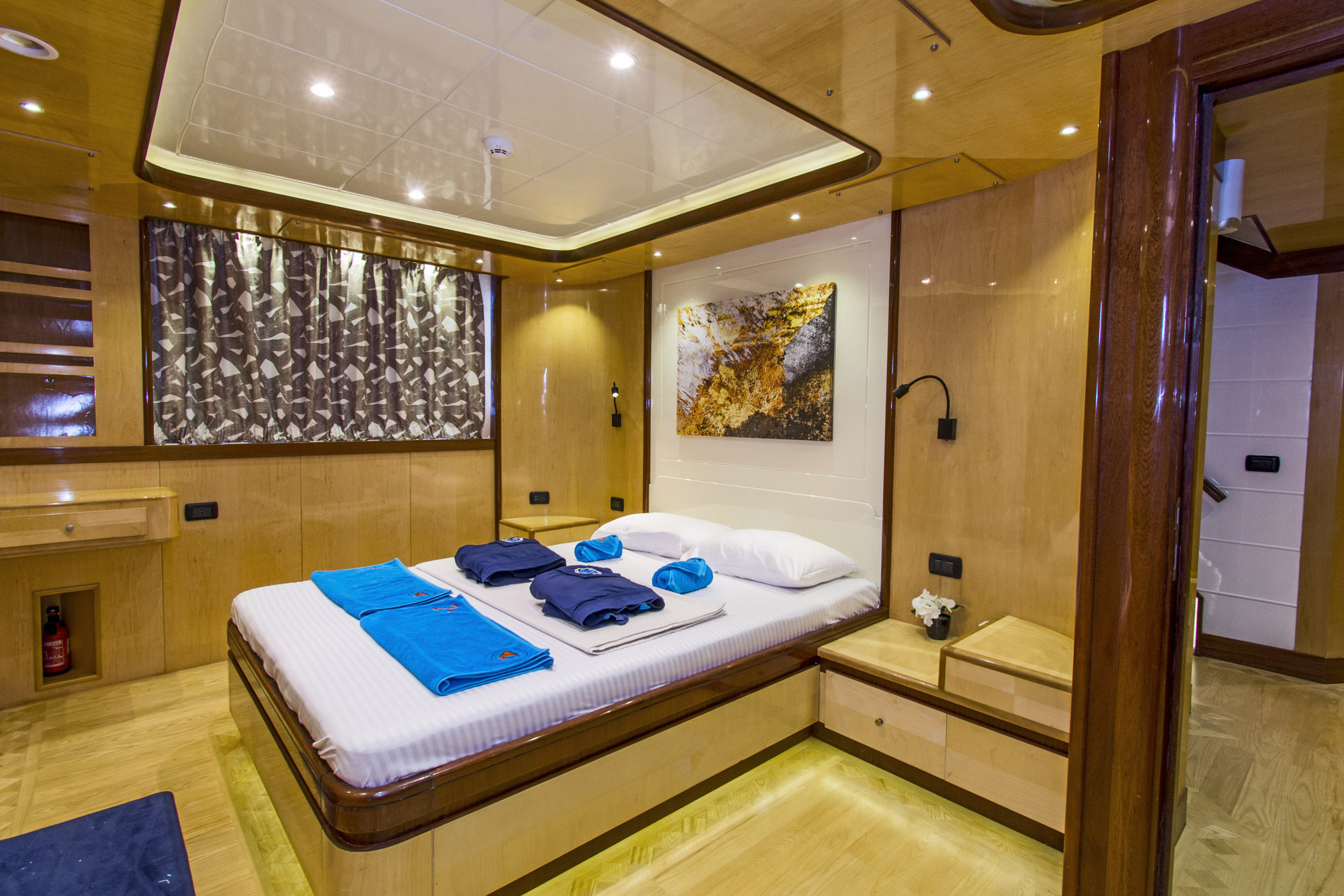 Golden Dolphin IV — dbl-bed-cabin_lower-deck_2.jpg