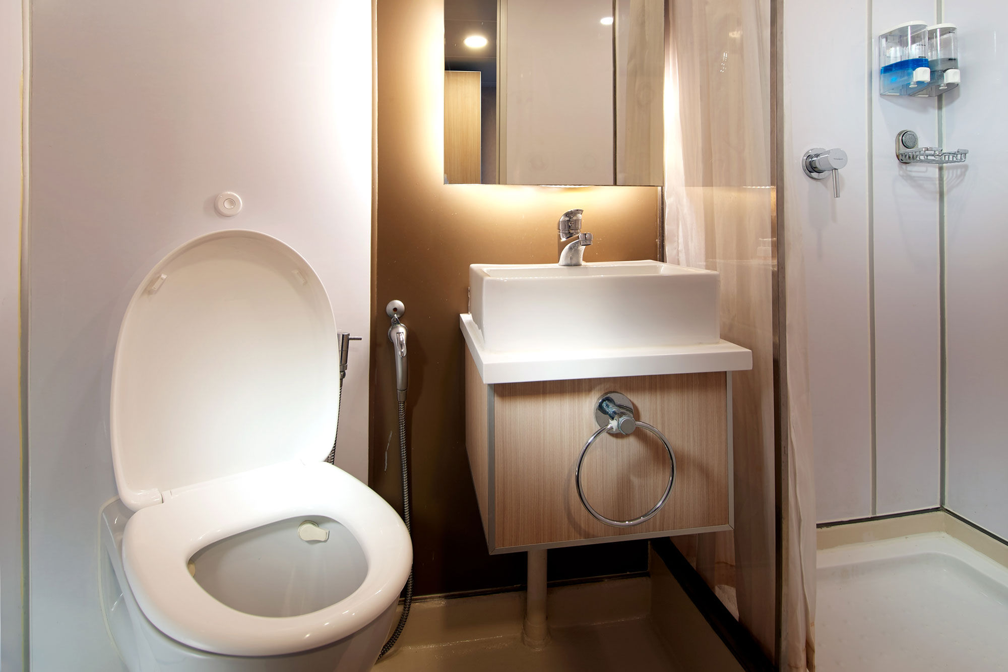 Solitude Adventurer — deluxe-cabin-en-suite.jpg