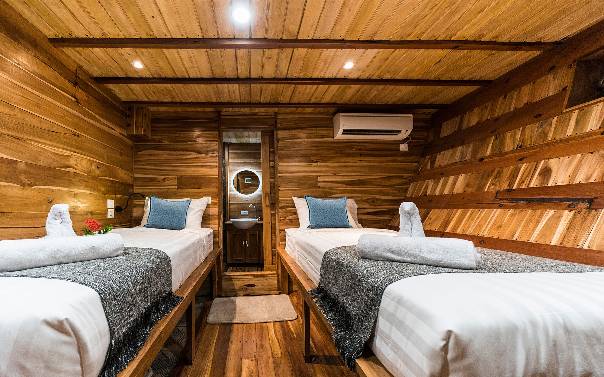 Komodo Aggressor — Komodo-Aggressor-DELUXE-STATEROOM-b.jpg