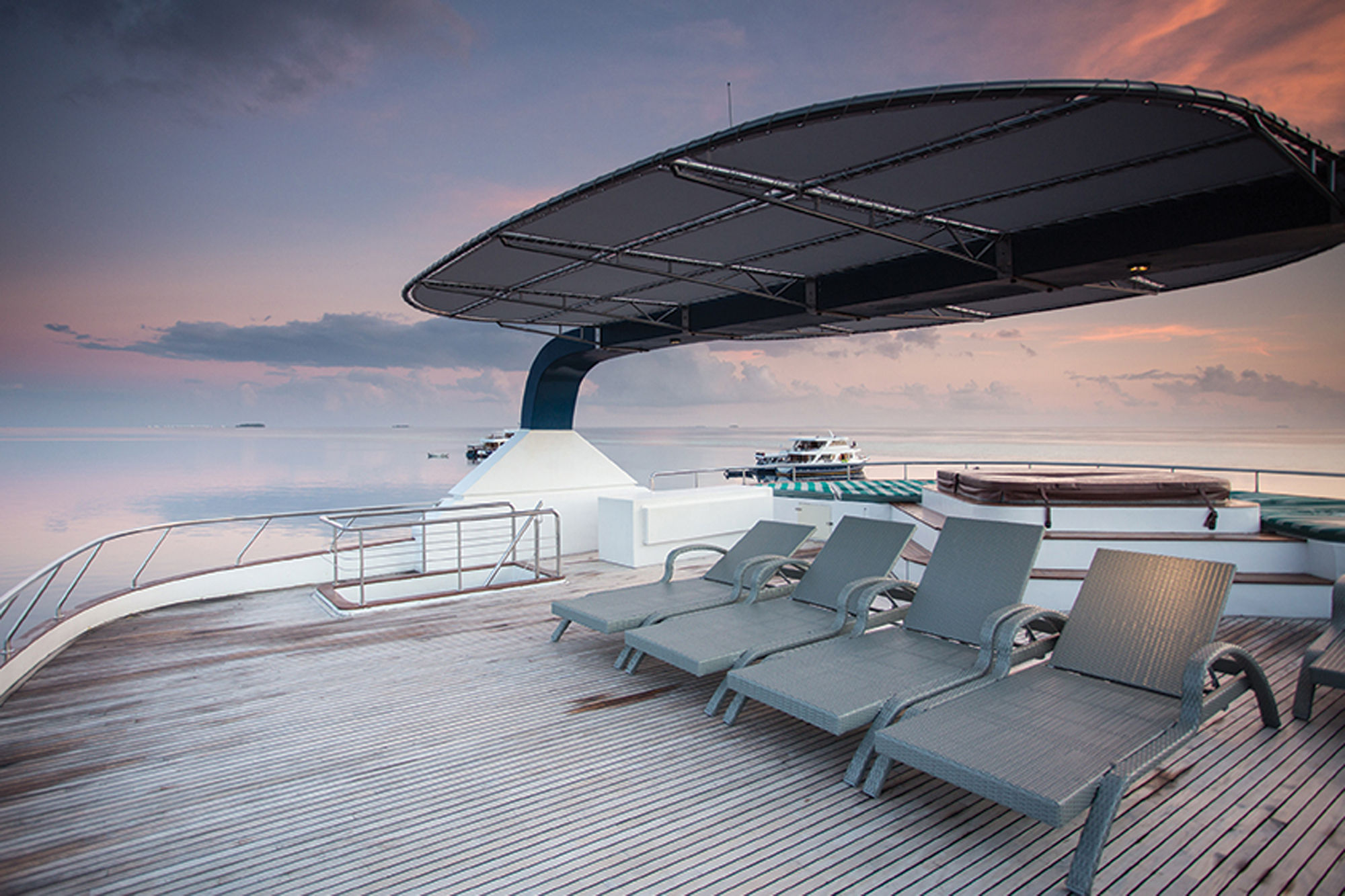 Honors Legacy — honors-legacy-top-deck-jacuzzi.jpg