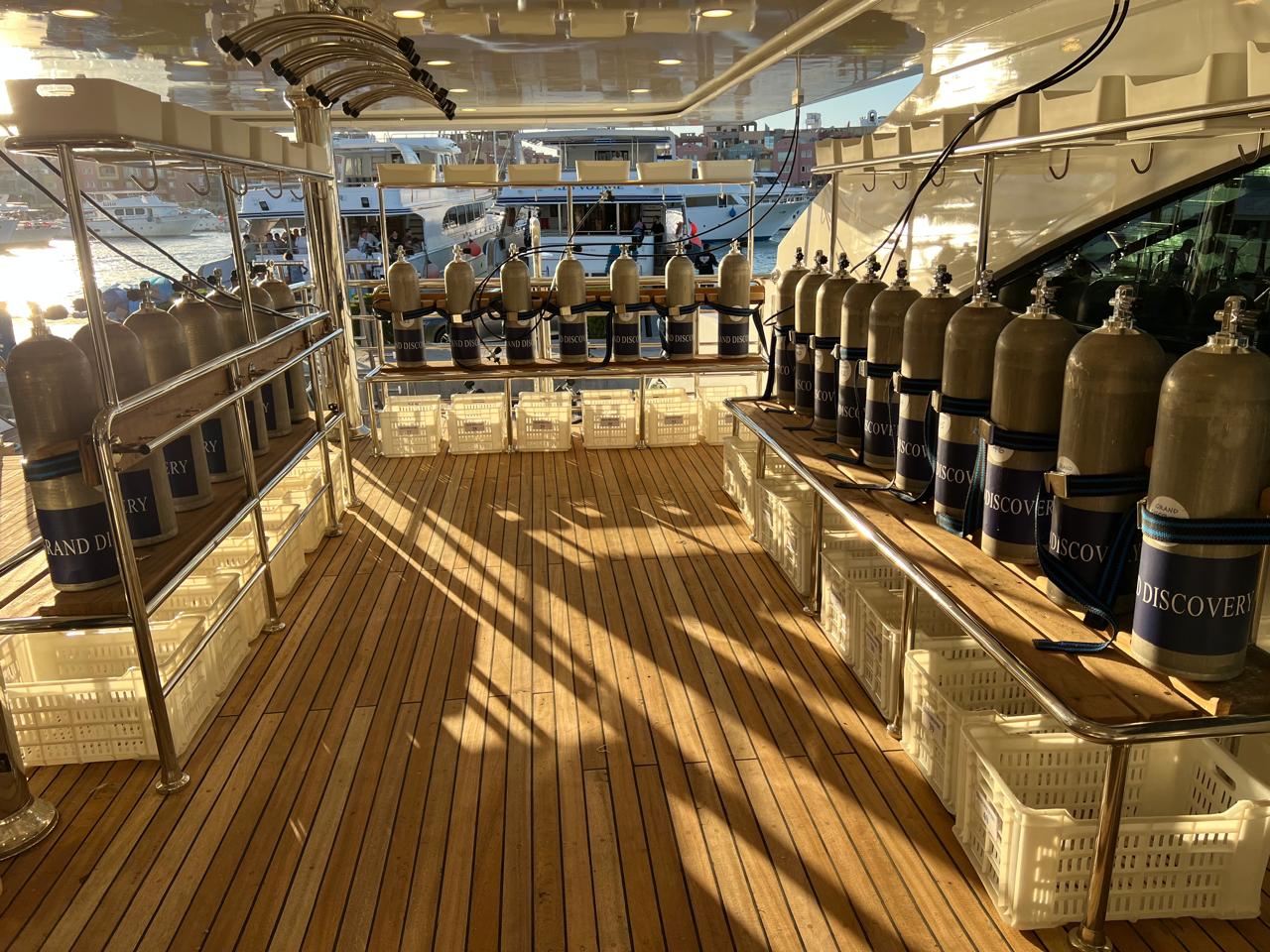 Grand Discovery — dive-deck.jpg