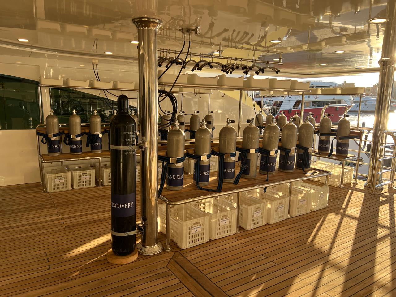 Grand Discovery — dive-deck-2.jpg