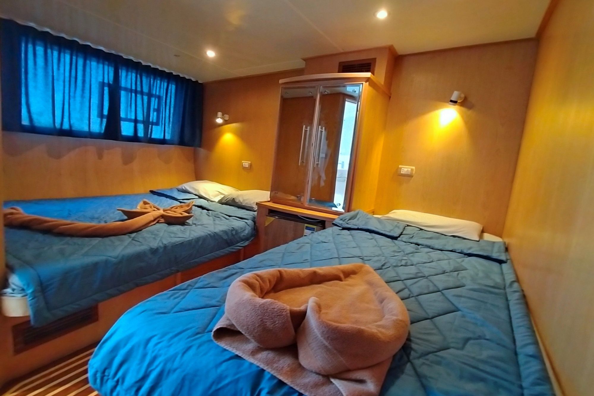 Freedom IV — freedom-iv-top-cabin.jpg