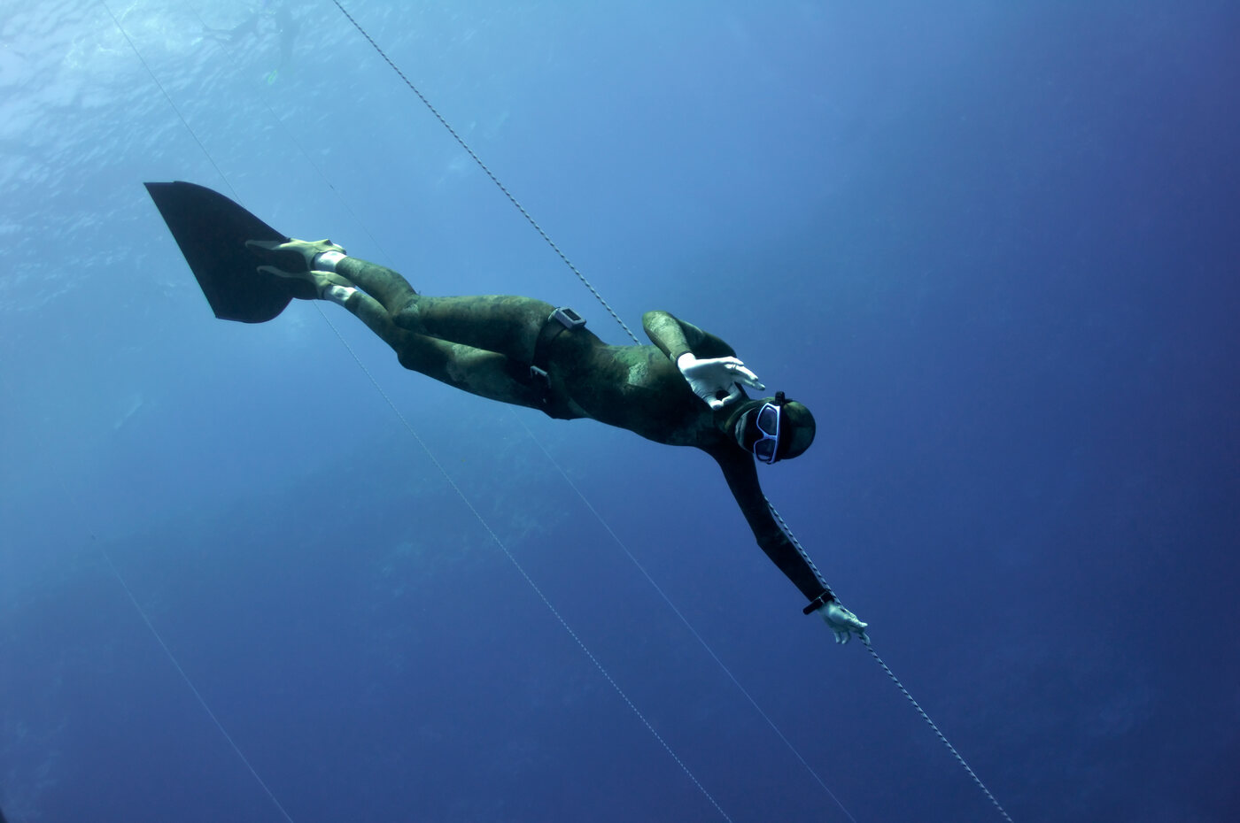 Apneísta haciendo el OK en la cuerda dentro del Blue Hole