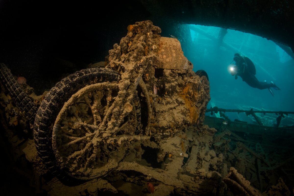 Motos BSA en la bodega del SS Thistlegorm con buceador