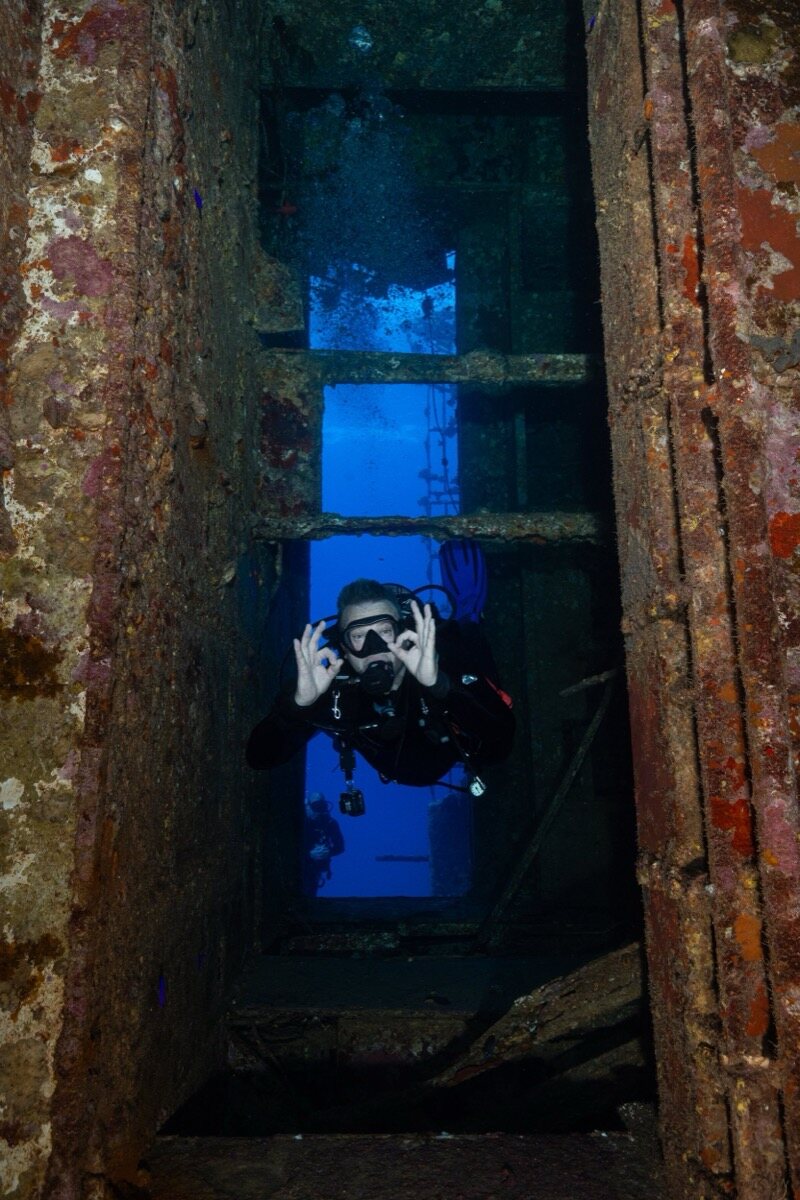 Buceador dentro del pecio Numidia, vista por el interior del casco