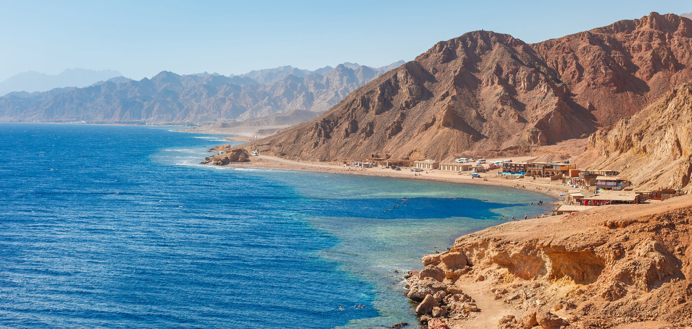 Costa de Dahab junto al Blue Hole, arrecife y montañas del Sinaí