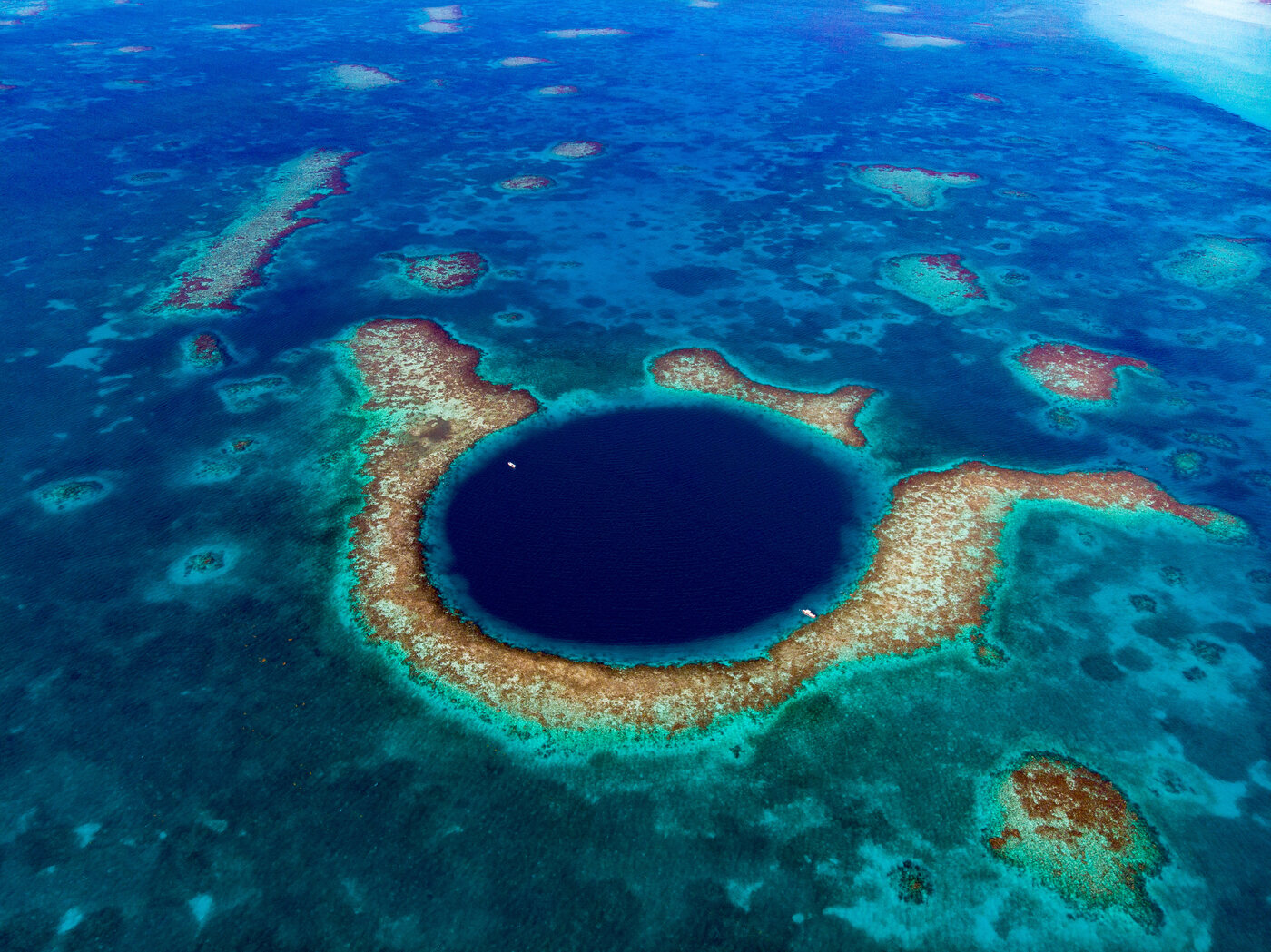 Vista aérea del Gran Agujero Azul de Belice rodeado de arrecife