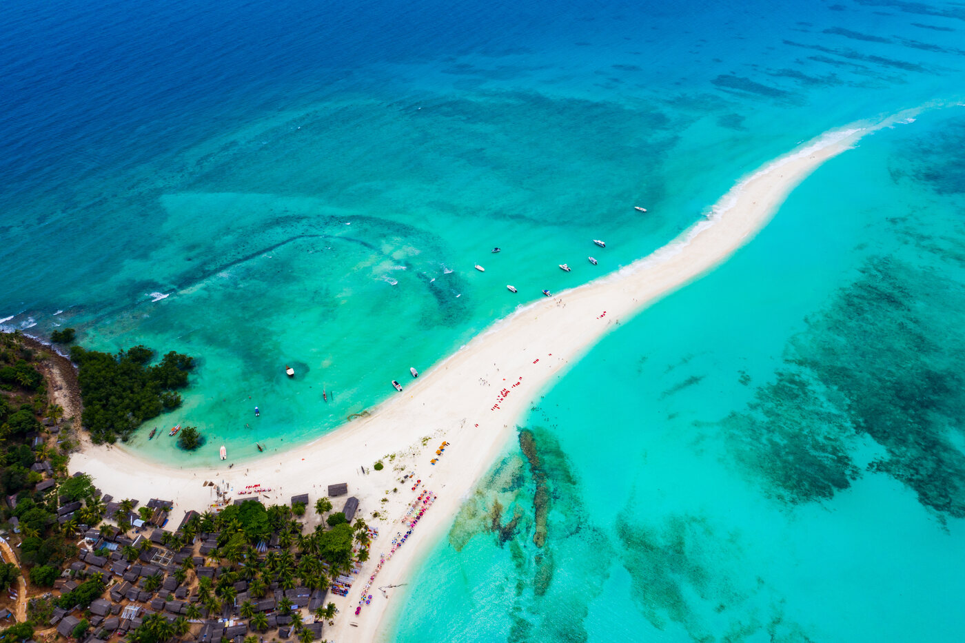 Vista aérea de la lengua de arena de Nosy Iranja con agua turquesa y piraguas